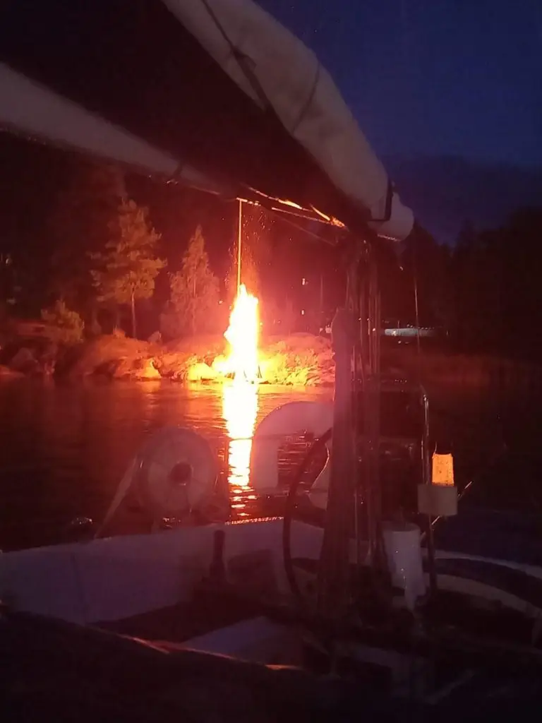 kokko kesäyössä