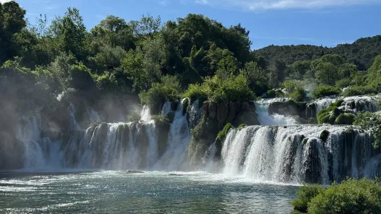 vesiputous maisema kroatian purjehdusretkeltä